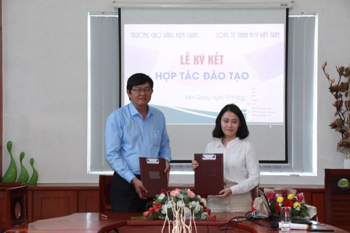 SIGNING TRAINING ABOUT EDUCATION BETWEEN  KIEN GIANG COLLEGE AND NC9 VIET NAM COMPANY LIMITED  DATE 19/12/2019